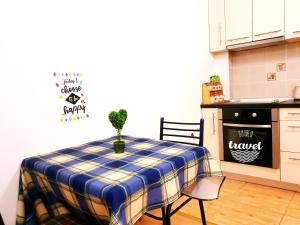 uma cozinha com uma mesa com uma planta em Tetovo Apartment Superb Location em Tetovo
