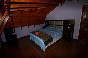 ein Schlafzimmer mit einem Bett in einem Zimmer mit Holzdecken in der Unterkunft Casa Marina Argentina de Aeropuerto Ezeiza chek-in 24 h in Monte Grande