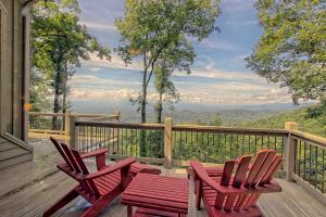 2 sillas y una mesa en una terraza con vistas en Bear Paw Mountain Home Million Dollar Views- Sunset View Every Night, en Franklin