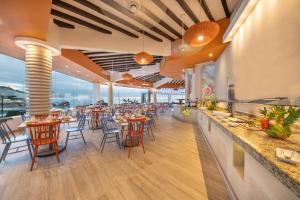 ห้องอาหารหรือที่รับประทานอาหารของ Grand Park Royal Puerto Vallarta - All Inclusive