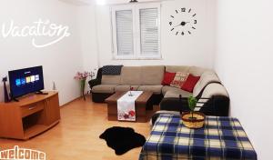 Een zitgedeelte bij Tetovo Apartment Superb Location