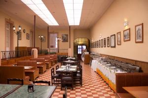 ein Restaurant mit Tischen und Stühlen in einem Zimmer in der Unterkunft Casablanca Hotel Tula in Tula de Allende