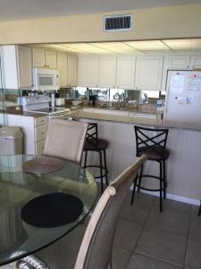 Un restaurante o sitio para comer en Edgewater Beautiful 2 bedroom 2 bath!