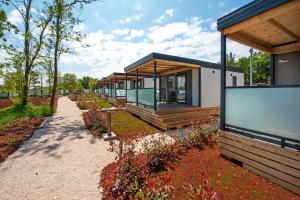 Vonkajšia záhrada v ubytovaní Eurocamp Mobile Homes at FKK Nudist Campsite Solaris