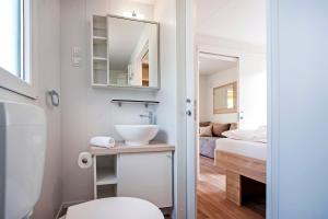 Posteľ alebo postele v izbe v ubytovaní Eurocamp Mobile Homes at FKK Nudist Campsite Solaris