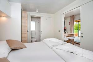 Posteľ alebo postele v izbe v ubytovaní Eurocamp Mobile Homes at FKK Nudist Campsite Solaris