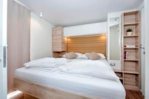 Posteľ alebo postele v izbe v ubytovaní Eurocamp Mobile Homes at FKK Nudist Campsite Solaris