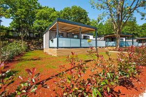 Vonkajšia záhrada v ubytovaní Eurocamp Mobile Homes at FKK Nudist Campsite Solaris