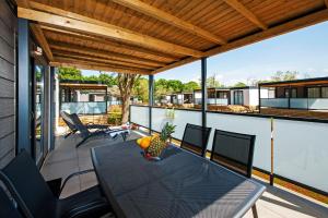 Balkón alebo terasa v ubytovaní Eurocamp Mobile Homes at FKK Nudist Campsite Solaris