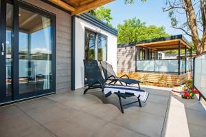 Balkón alebo terasa v ubytovaní Eurocamp Mobile Homes at FKK Nudist Campsite Solaris