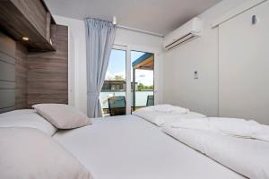 Posteľ alebo postele v izbe v ubytovaní Eurocamp Mobile Homes at FKK Nudist Campsite Solaris