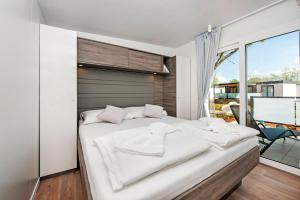 Posteľ alebo postele v izbe v ubytovaní Eurocamp Mobile Homes at FKK Nudist Campsite Solaris