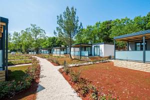 Vonkajšia záhrada v ubytovaní Eurocamp Mobile Homes at FKK Nudist Campsite Solaris