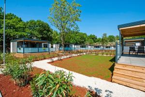 Vonkajšia záhrada v ubytovaní Eurocamp Mobile Homes at FKK Nudist Campsite Solaris