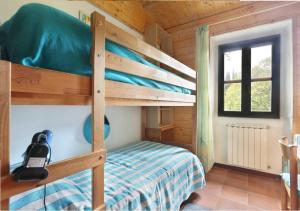 ein Schlafzimmer mit Etagenbetten in einer Holzhütte in der Unterkunft Chiantihouse near Florence in Montespertoli