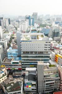 Otelden çekilmiş Daegu şehrinin genel bir manzarası veya şehir manzarası