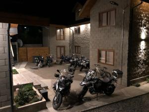un grupo de motocicletas estacionadas fuera de un edificio en Costanera Apart en Chile Chico