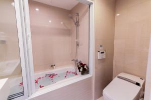 Bilik mandi di Mandarin Hotel Managed by Centre Point