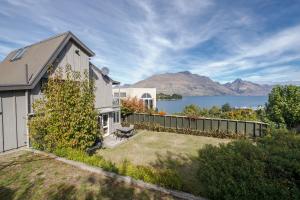 a home with a view of the lake and mountains at Suburb Retreat in Queenstown