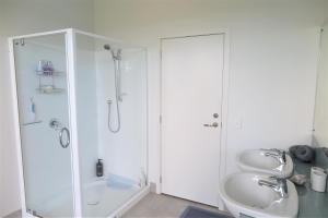 Ένα μπάνιο στο Kakariki Rooms, Kotare House