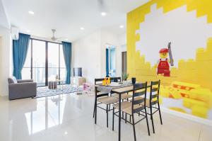 Posezení v ubytování Legoland Fun- Hostahome Suites at D'Pristine Residence