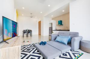 TV a/nebo společenská místnost v ubytování Legoland Fun- Hostahome Suites at D'Pristine Residence