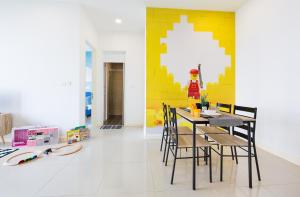 Posezení v ubytování Legoland Fun- Hostahome Suites at D'Pristine Residence