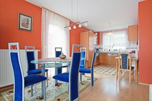 ハノーファーにあるPrivate Roomsのキッチン(テーブル、青い椅子付)
