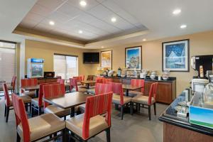 un restaurante con mesas y sillas y un bar en Comfort Inn & Suites Port Arthur-Port Neches en Port Arthur