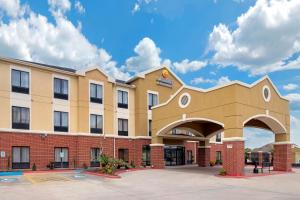 una representación de un hotel con un edificio en Comfort Inn & Suites Port Arthur-Port Neches en Port Arthur