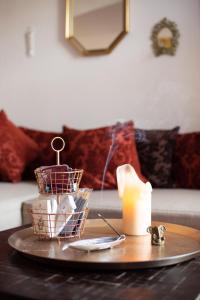 einen Couchtisch mit Kerzen und Körben darauf in der Unterkunft Victoria Design Stays - Apartment Rehorova in Prag