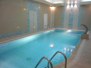 烏格利奇的住宿－柴卡酒店，在酒店房间的一个大型游泳池