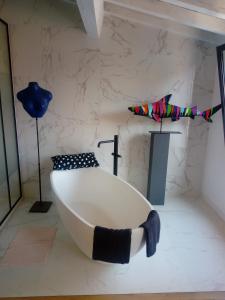 a bath tub in a room with a wall at le dit vin secret in Aigues-Mortes