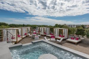 Bazén v ubytování Oz'Inn Hôtel & Spa nebo v jeho okolí