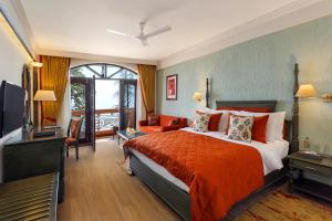 Postel nebo postele na pokoji v ubytování Ramada by Wyndham Mussoorie Mall Road