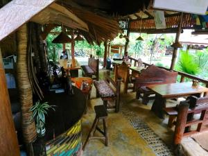 A restaurant or other place to eat at Eriono guest house Bukit lawang