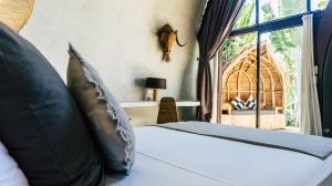 Tempat tidur dalam kamar di Panorama Beach Club & Resort