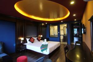 Postel nebo postele na pokoji v ubytování Sapa House Hotel Halal Certified