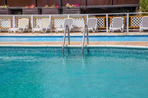 a swimming pool with chairs and a swimming pool at Solare SAI Ecohotel in San Andrés