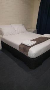 A bed or beds in a room at Lockleys Hotel