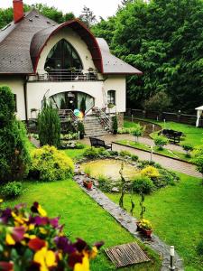 ein Haus mit Garten davor in der Unterkunft Villa Kvitka in Swaljawa