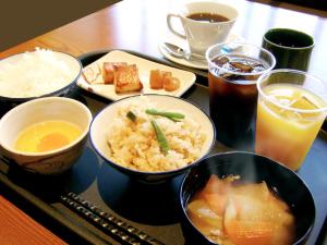 北见Hotel Crown Hills Kitami Annex的盘子上放着一碗食物和饮料