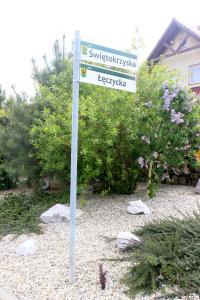 Vonkajšia záhrada v ubytovaní Apartamenty pod Wilczakiem