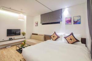 TV a/nebo společenská místnost v ubytování Parosand Hanoi Hotel