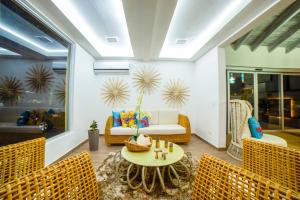 a living room filled with furniture and a table at Solare SAI Ecohotel in San Andrés