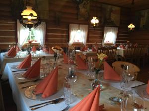 uma sala de jantar com uma mesa com guardanapos vermelhos em Herberts Stubn em Feldkirchen bei Graz