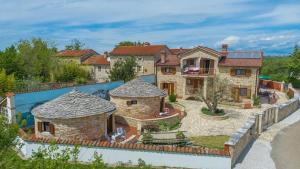 an aerial view of a house with a fence at Apart Complex Villa Anja in Sveti Lovreč Pazenatički