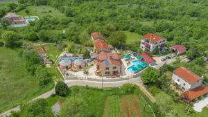 een luchtzicht op een huis met een zwembad bij Apart Complex Villa Anja in Sveti Lovreč Pazenatički