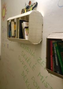 una mensola su un muro con una scritta di B&B L'Arca Di Noè a La Spezia
