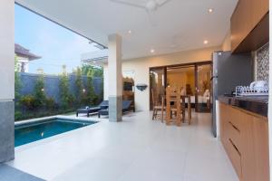 Bazén v ubytování Kubu Petitenget Suite Seminyak nebo v jeho okolí